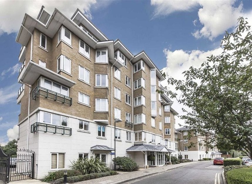 Flat Strand Drive in Greater London