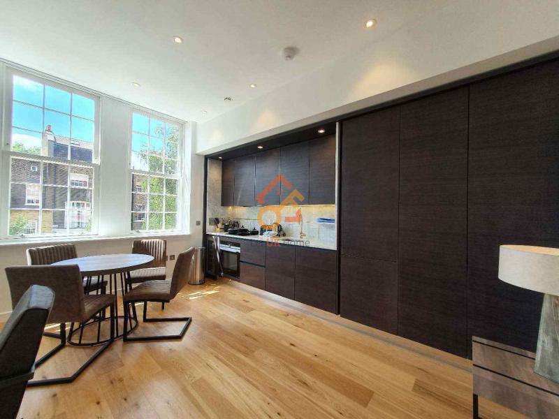 Flat Upper Street in Greater London