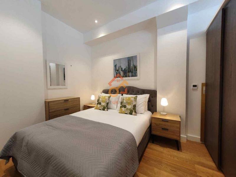 Flat Upper Street in Greater London