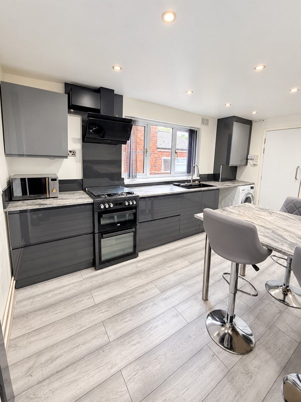 Room Cheshire Road in Sandwell