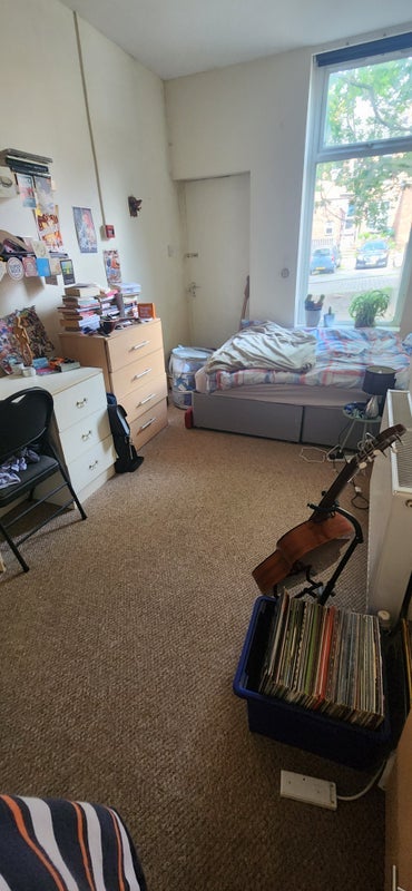 Room Kelso Road in Leeds