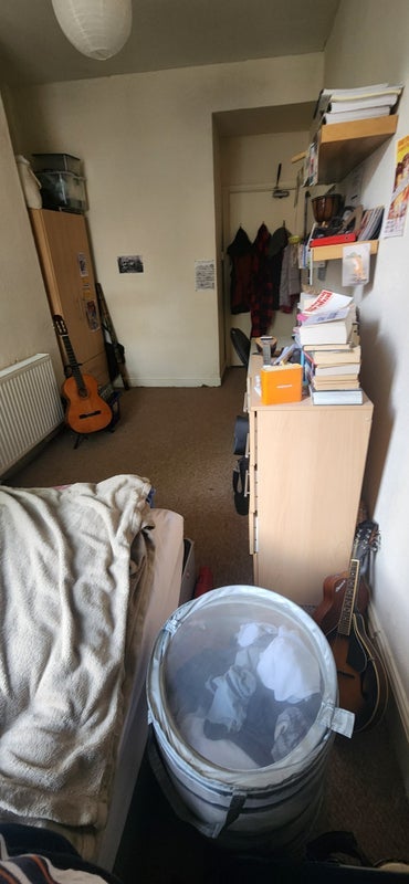 Room Kelso Road in Leeds