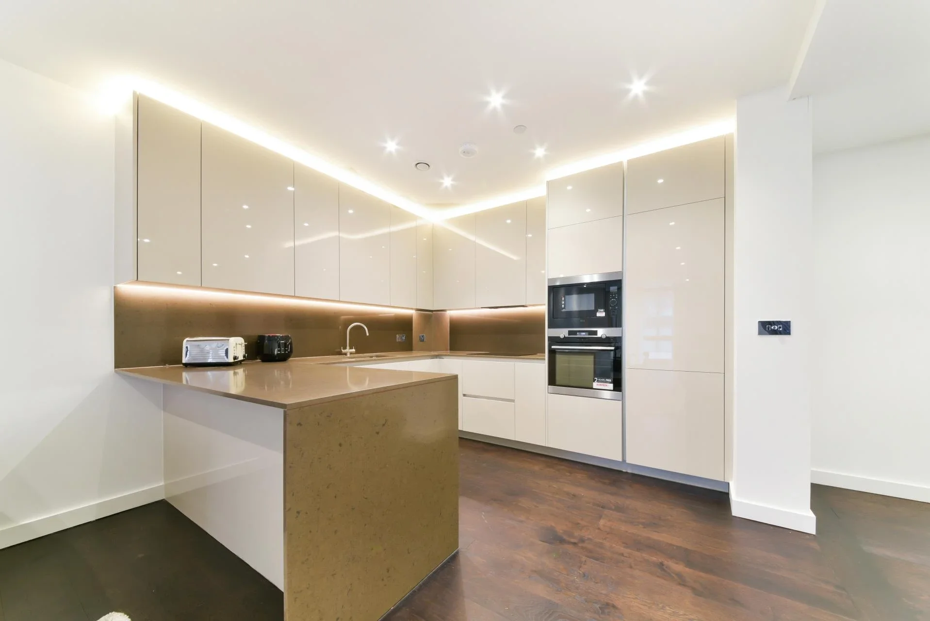 Flat Ponton Road in Greater London