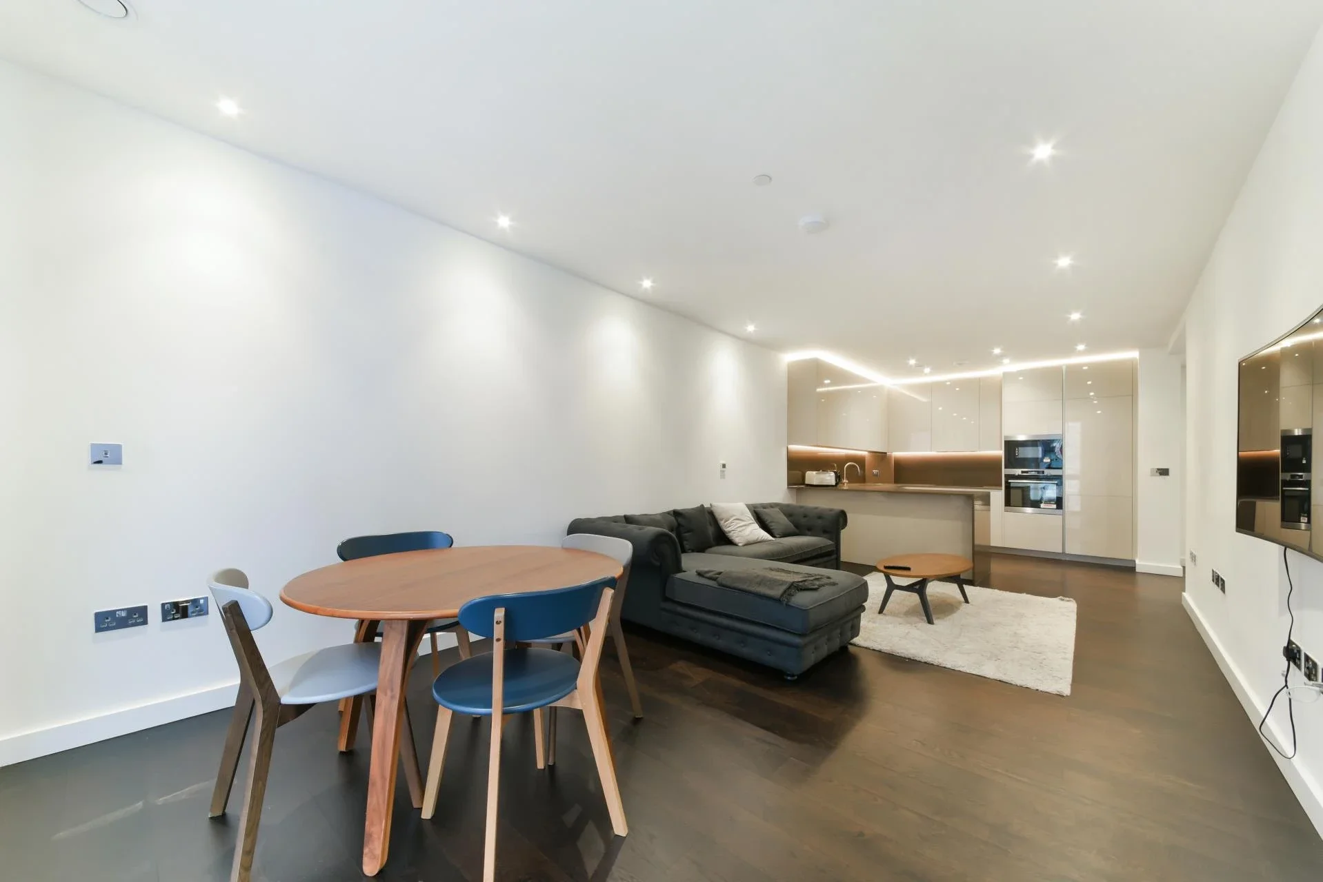 Flat Ponton Road in Greater London