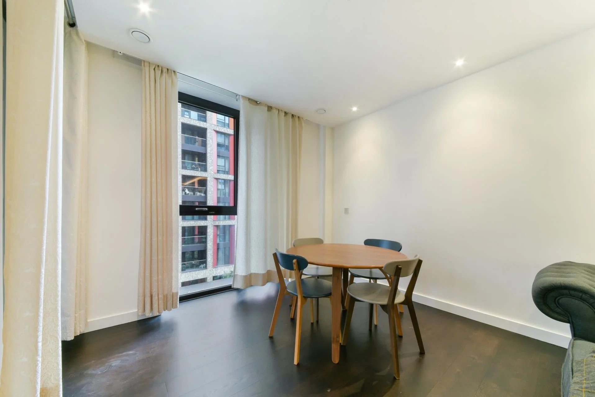 Flat Ponton Road in Greater London