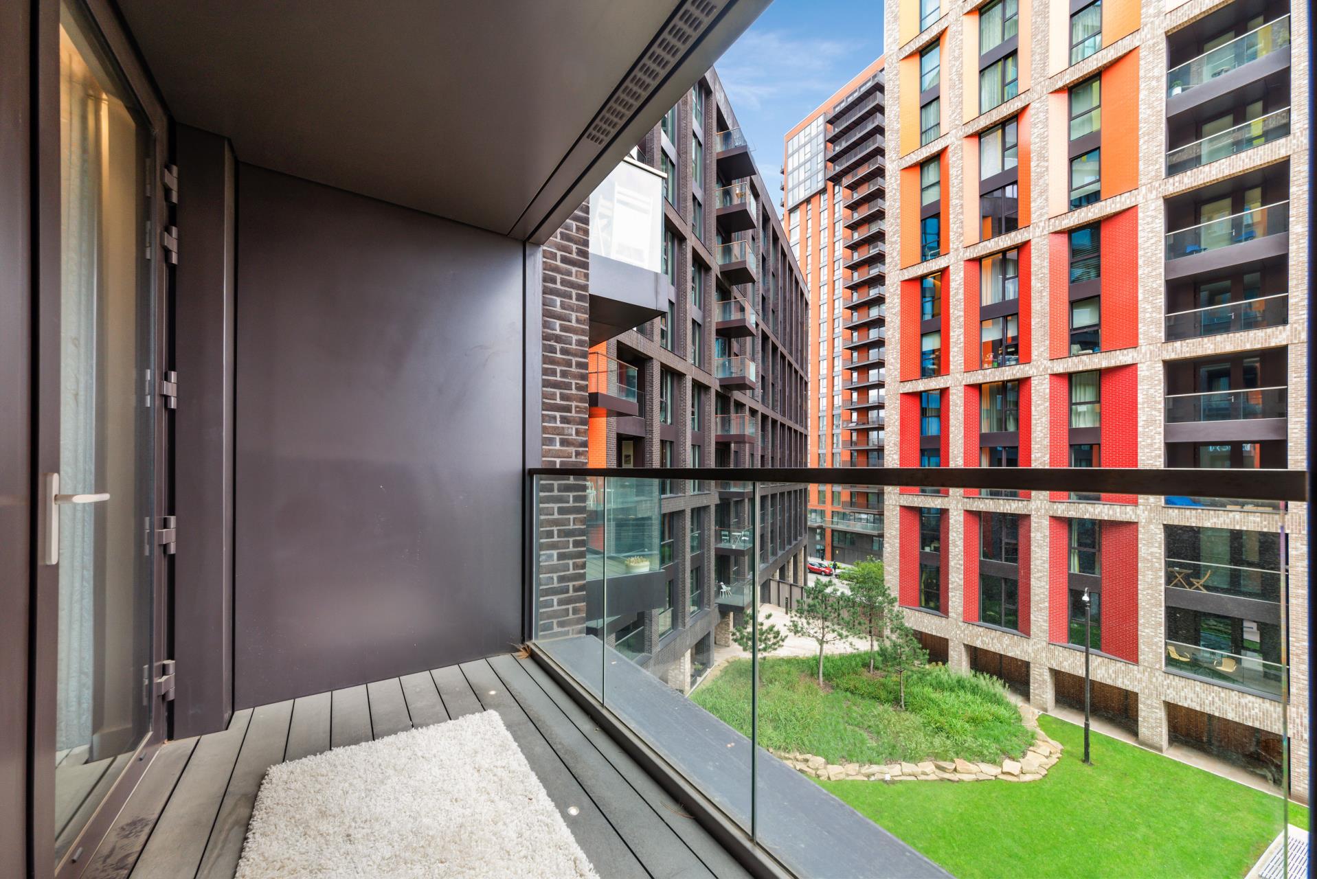 Flat Ponton Road in Greater London