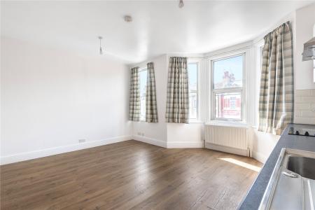 Flat Rutland Gardens in Greater London