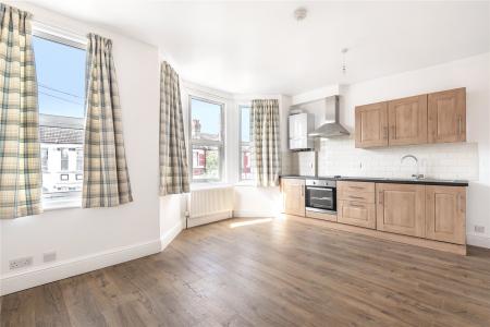 Flat Rutland Gardens in Greater London