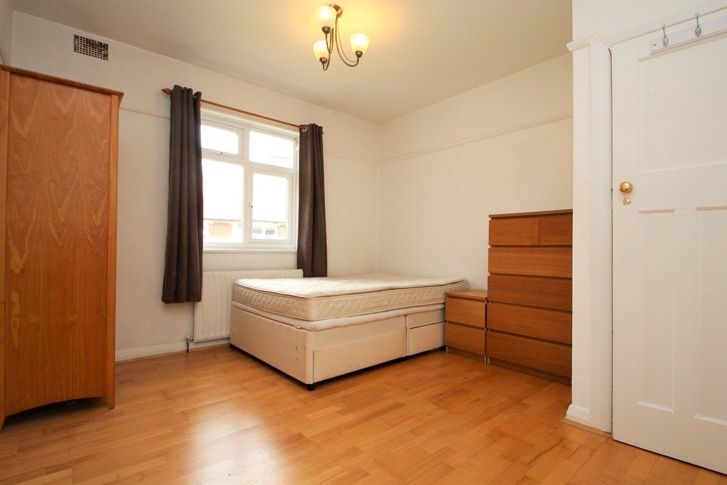 Flat Grove Crescent in Greater London