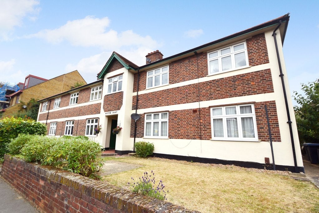 Flat Grove Crescent in Greater London
