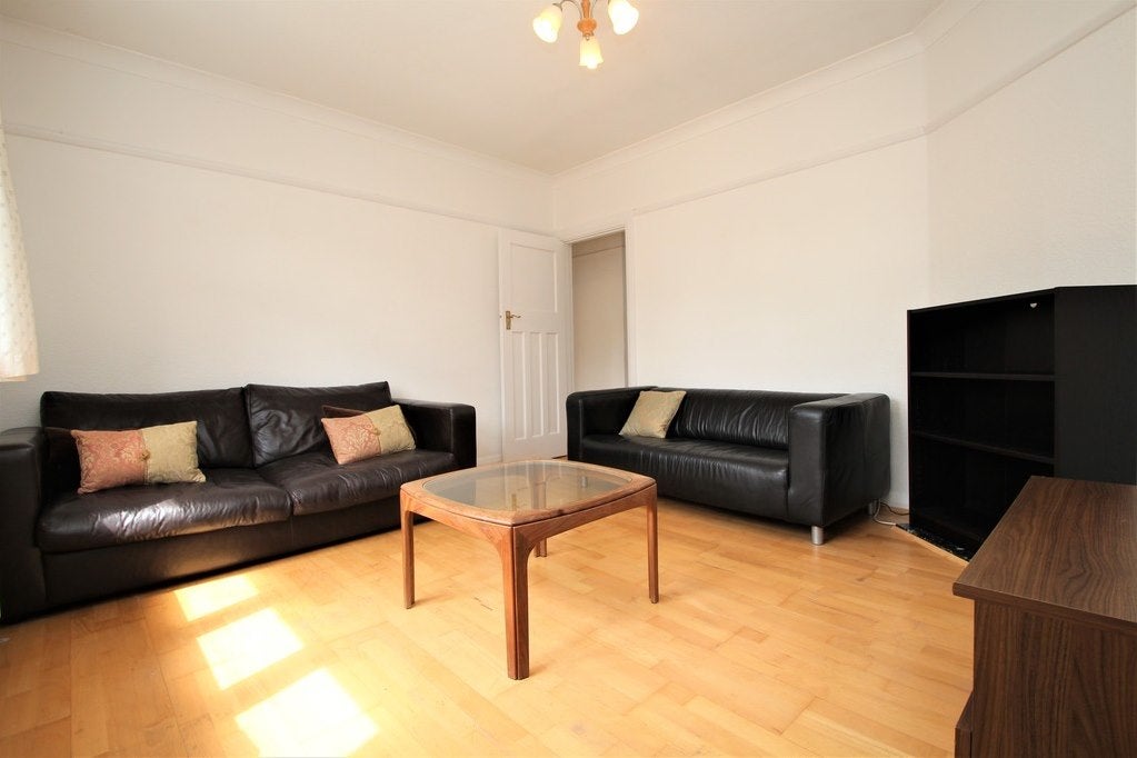 Flat Grove Crescent in Greater London