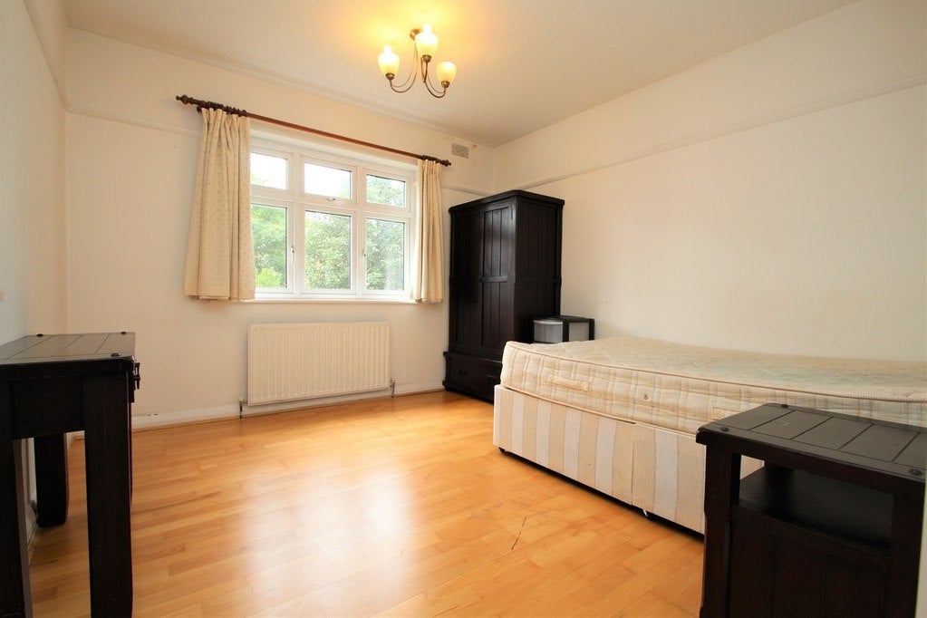Flat Grove Crescent in Greater London