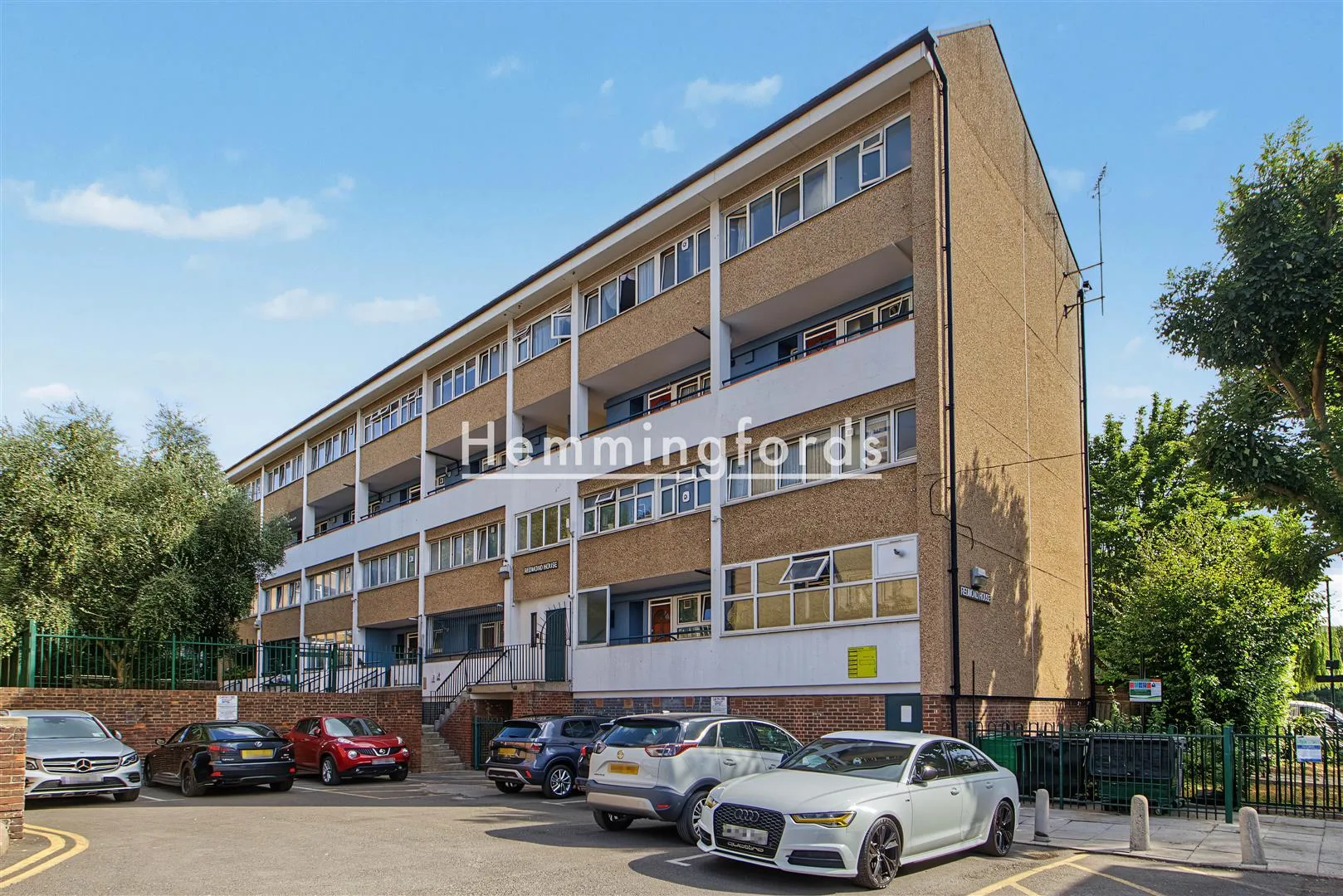 Flat Leirum Street in Greater London