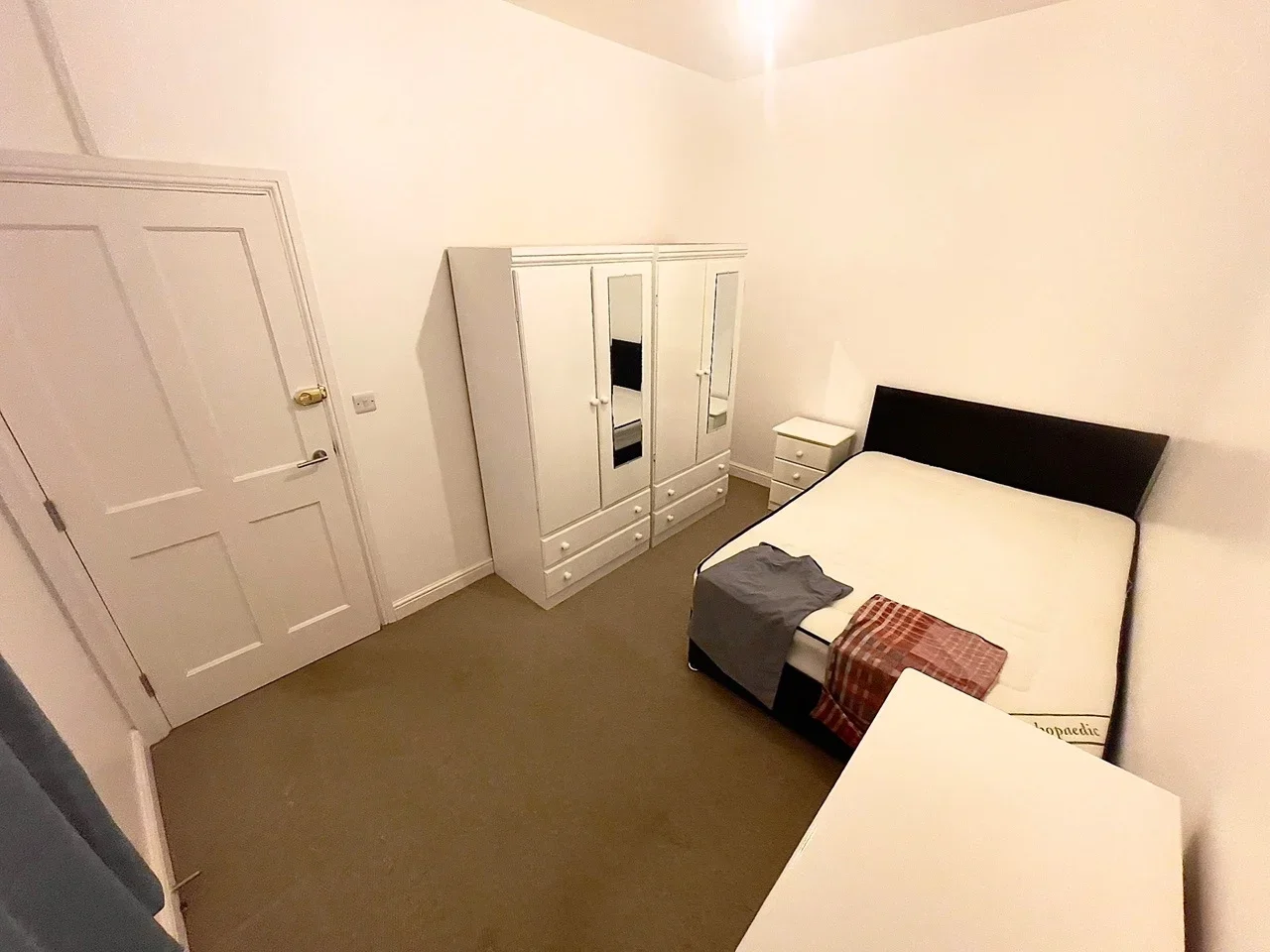 Room Mandrell Road in Greater London