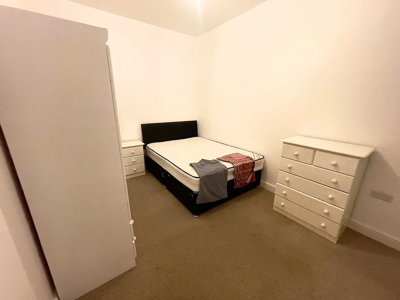 Room Mandrell Road in Greater London