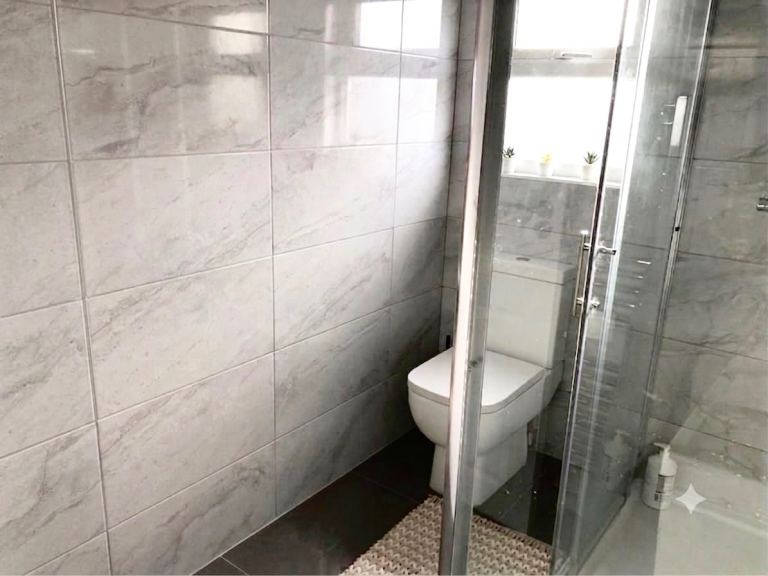 Room Fouracres in Greater London