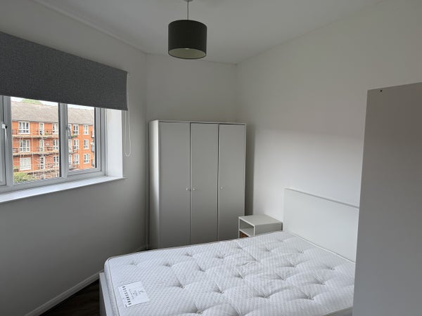 Flat Woodland Crescent in London Borough of Southwark