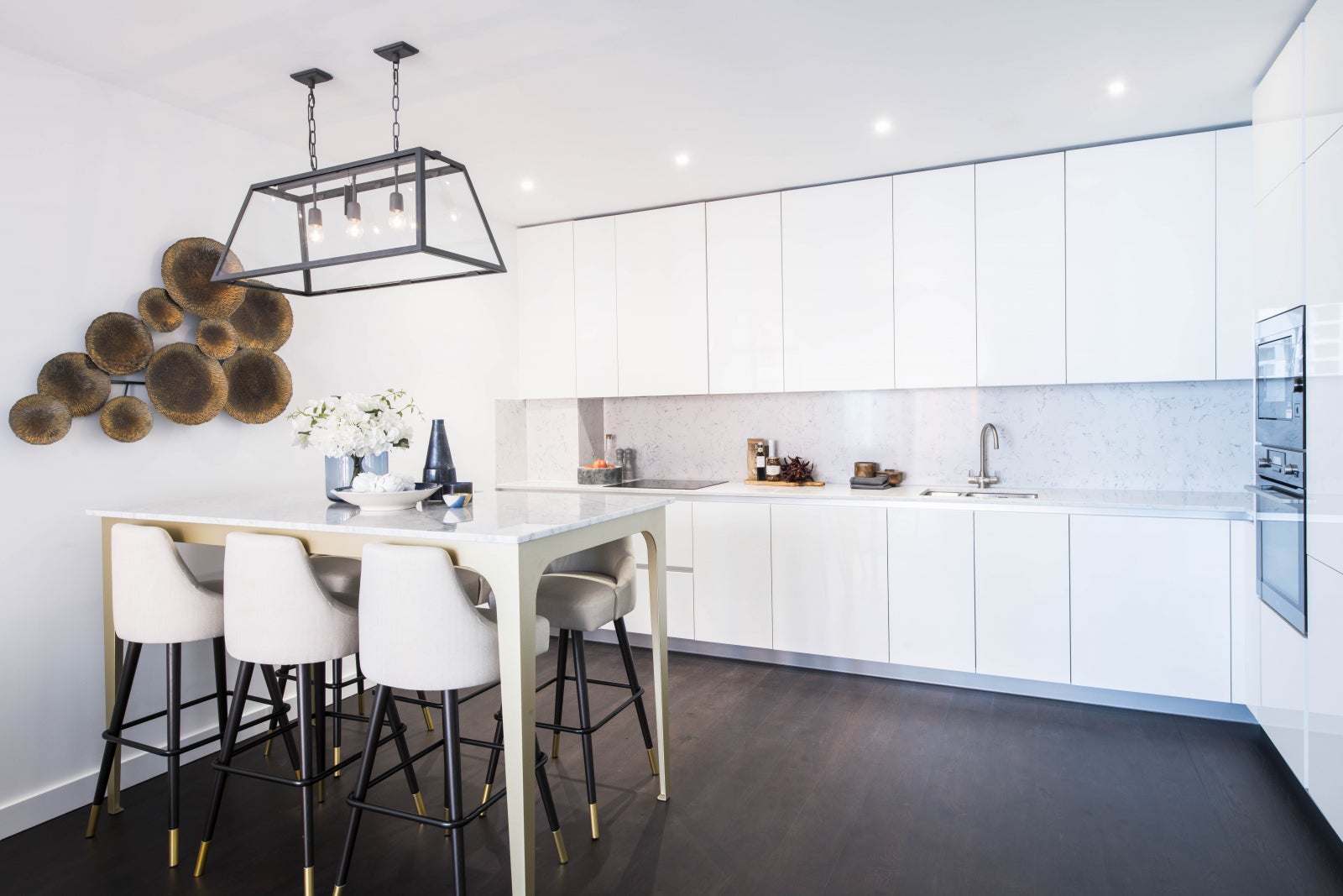 Flat Ponton Road in Greater London