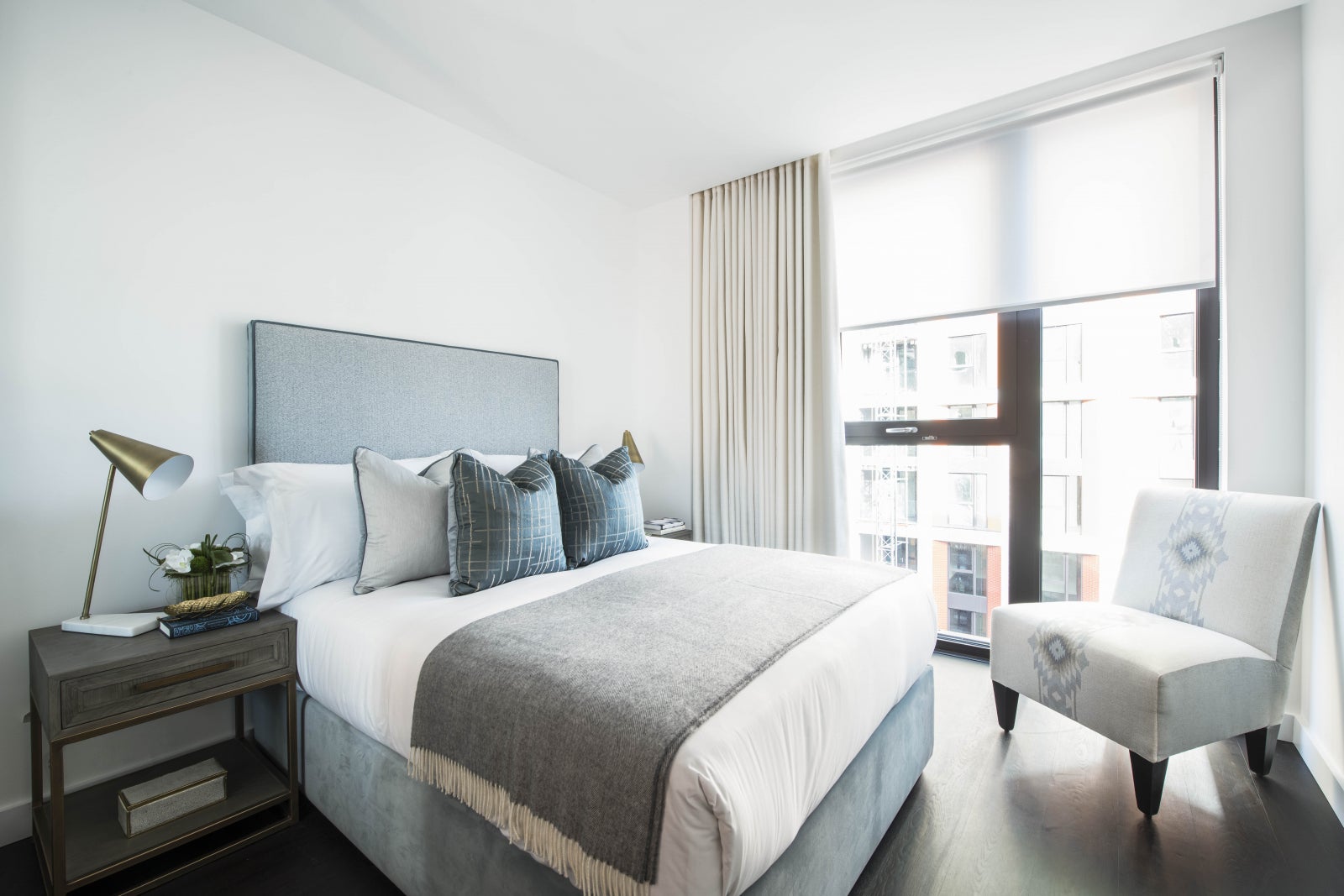Flat Ponton Road in Greater London