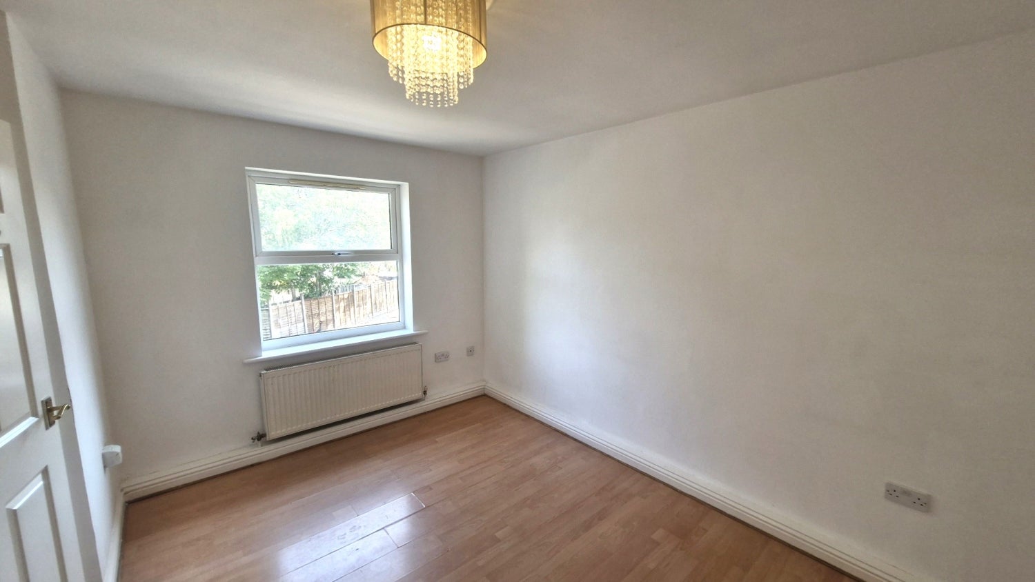 Flat Uplands Close in Greater London