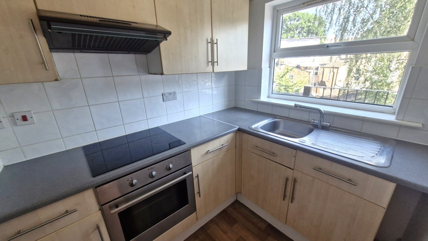 Flat Uplands Close in Greater London