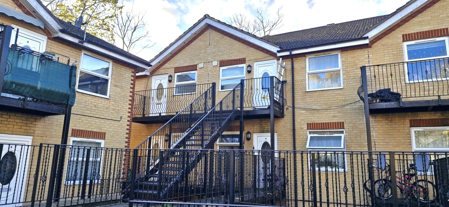 Flat Uplands Close in Greater London