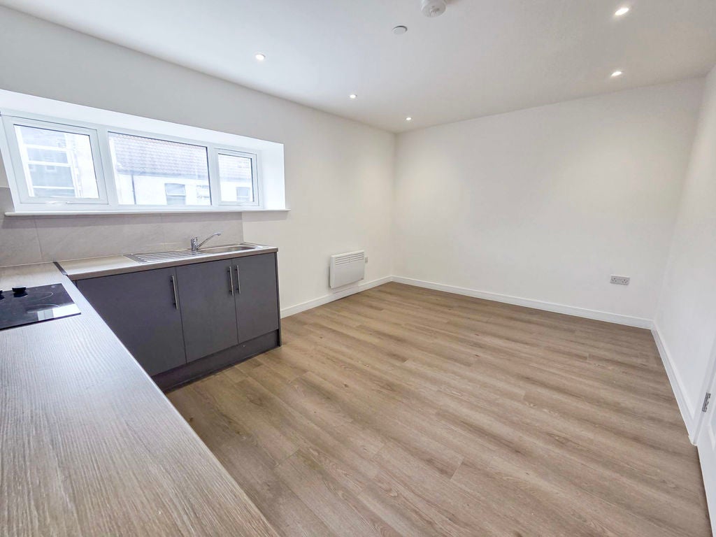 Flat Cardiff Road in Caerphilly