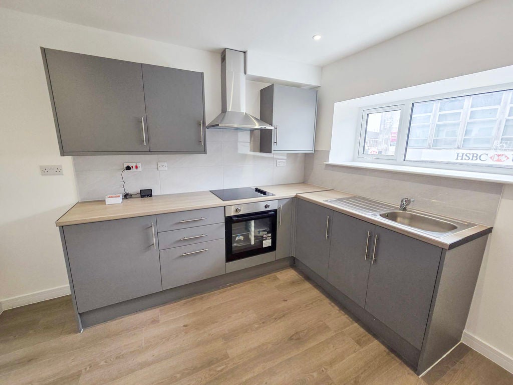Flat Cardiff Road in Caerphilly
