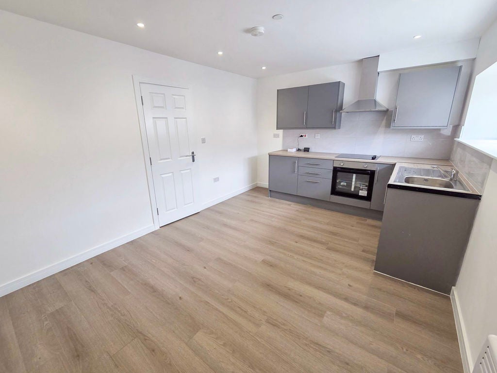 Flat Cardiff Road in Caerphilly