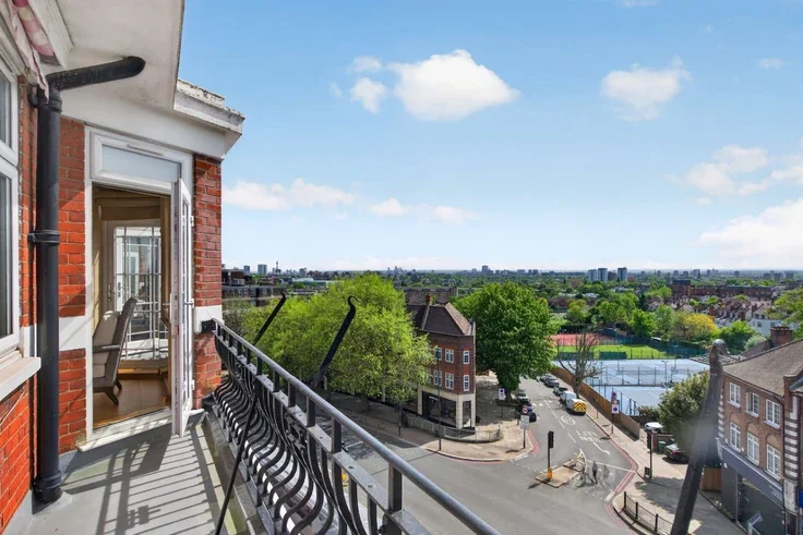 Flat Finchley Road in Greater London