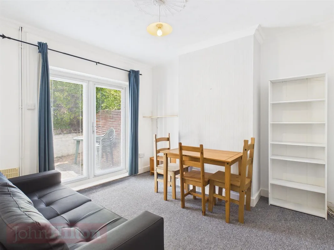 Flat Redvers Road in Brighton