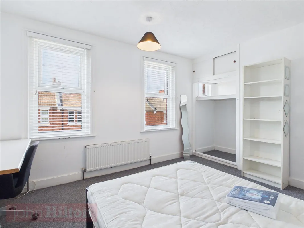 Flat Redvers Road in Brighton
