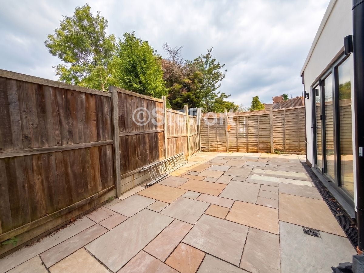 House Summers Lane in Greater London