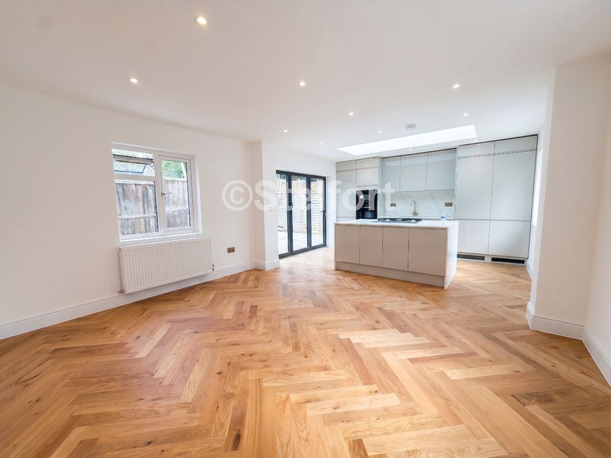 House Summers Lane in Greater London