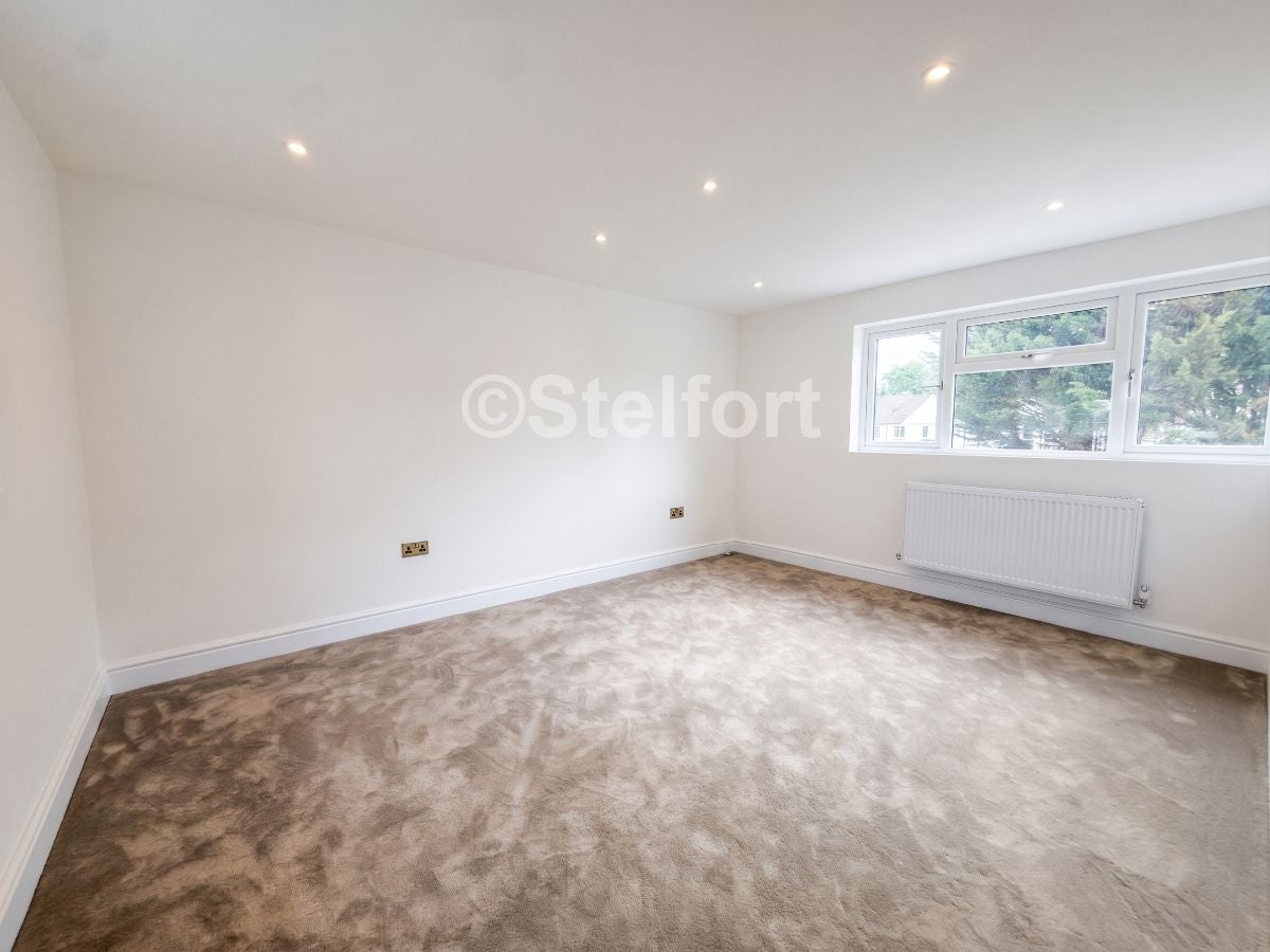 House Summers Lane in Greater London