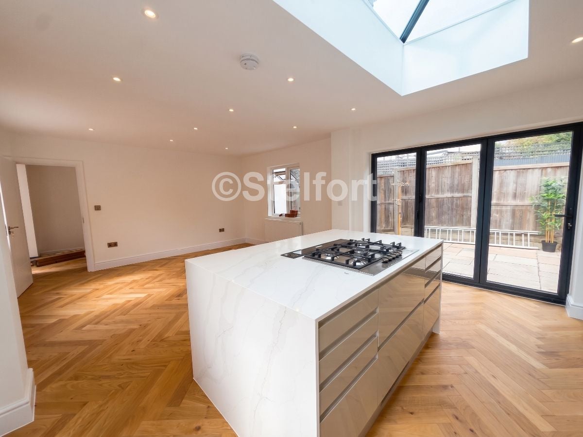 House Summers Lane in Greater London