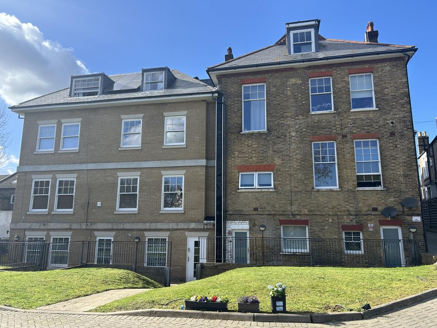 Flat Manor Road in Greater London