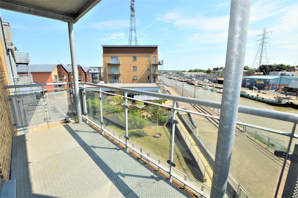 Flat Quayside Drive in Colchester