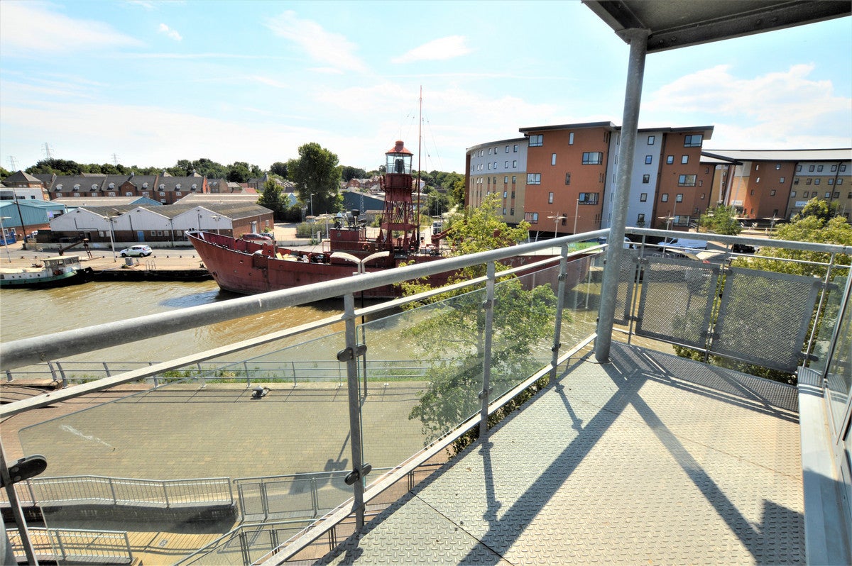 Flat Quayside Drive in Colchester