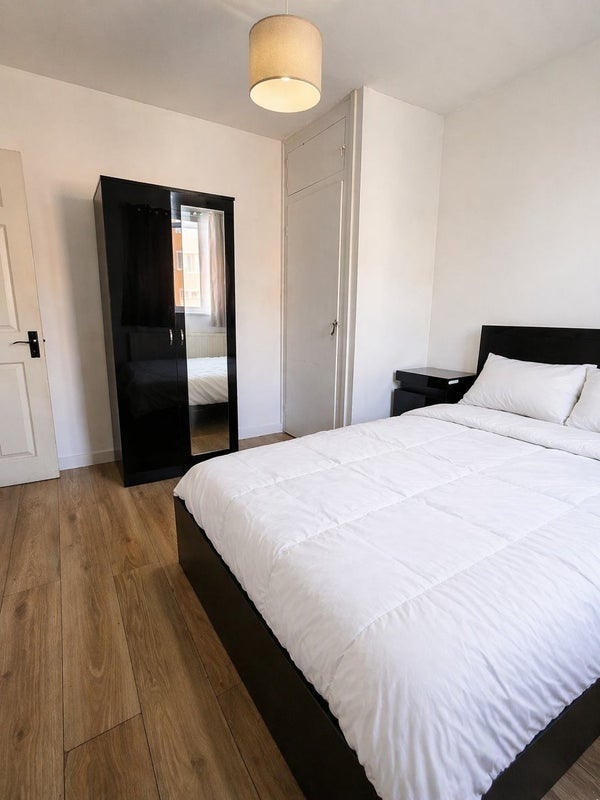 Flat Trelawney Estate in Greater London