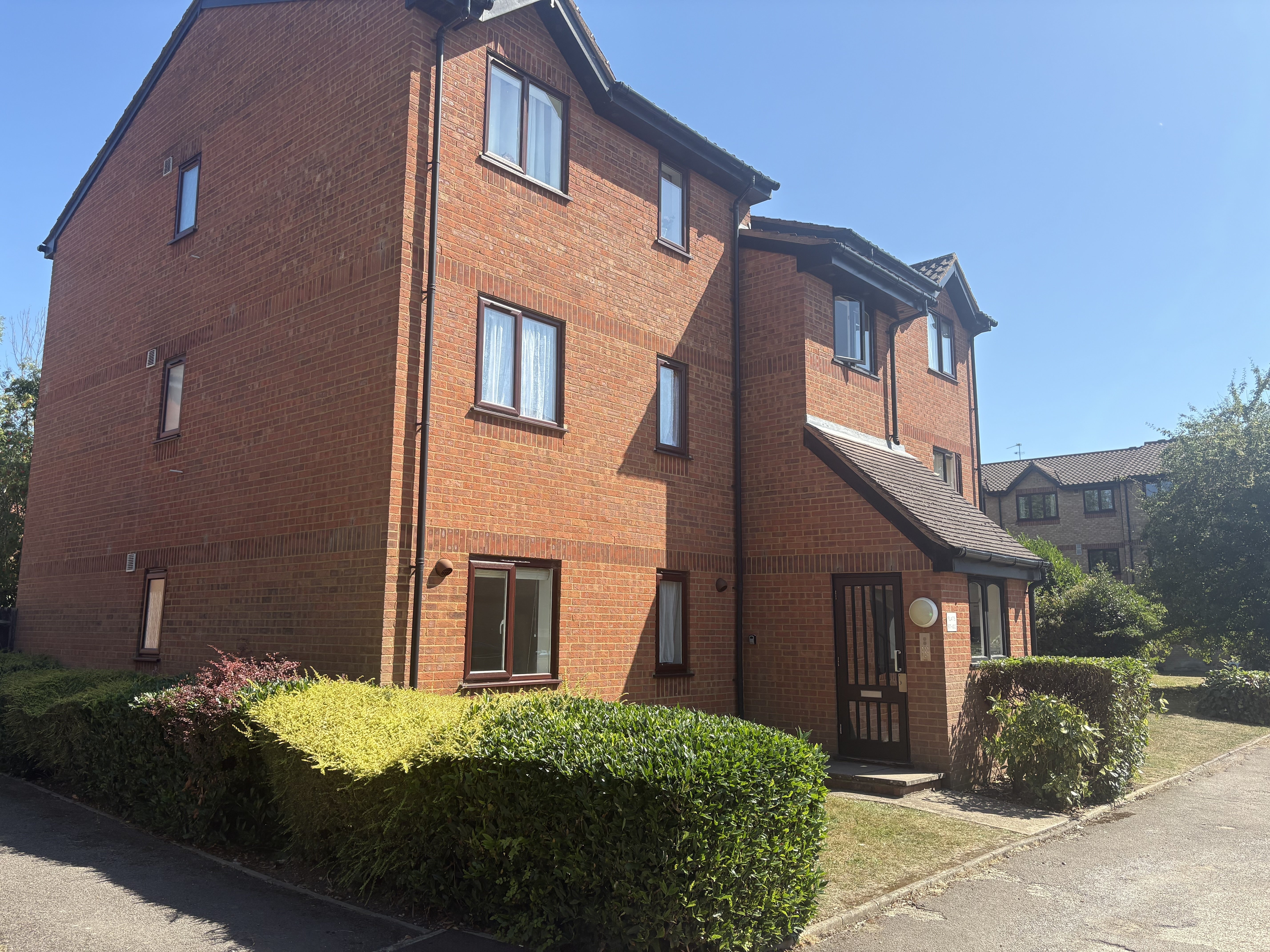 Flat Courtlands Close in Watford