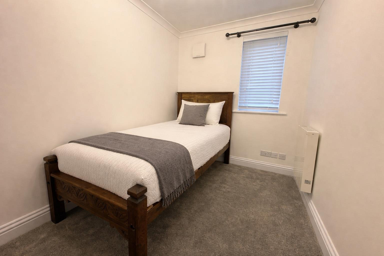 Flat Courtlands Close in Watford