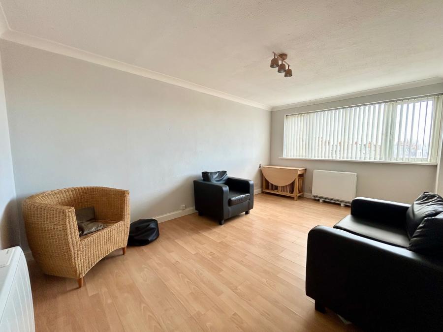 Flat West Jesmond Avenue in Newcastle upon Tyne