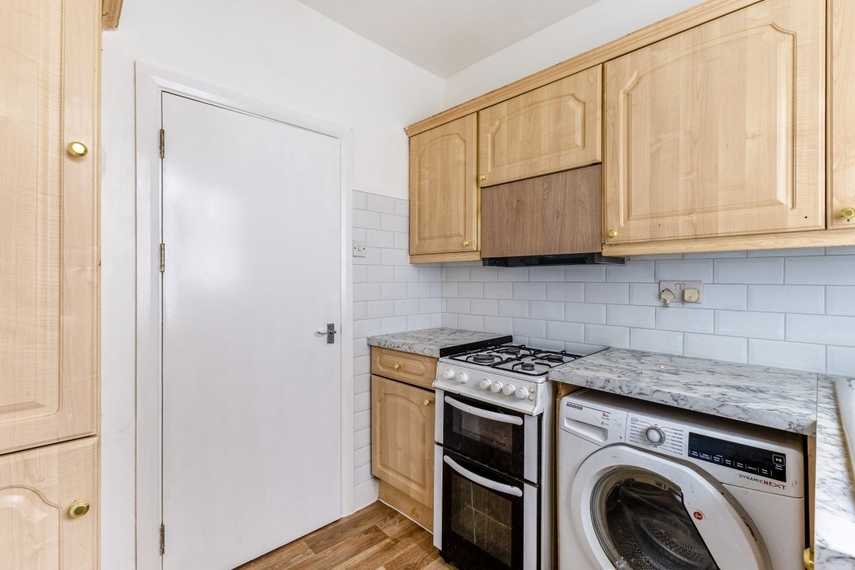 Flat Maybury Gardens in Greater London