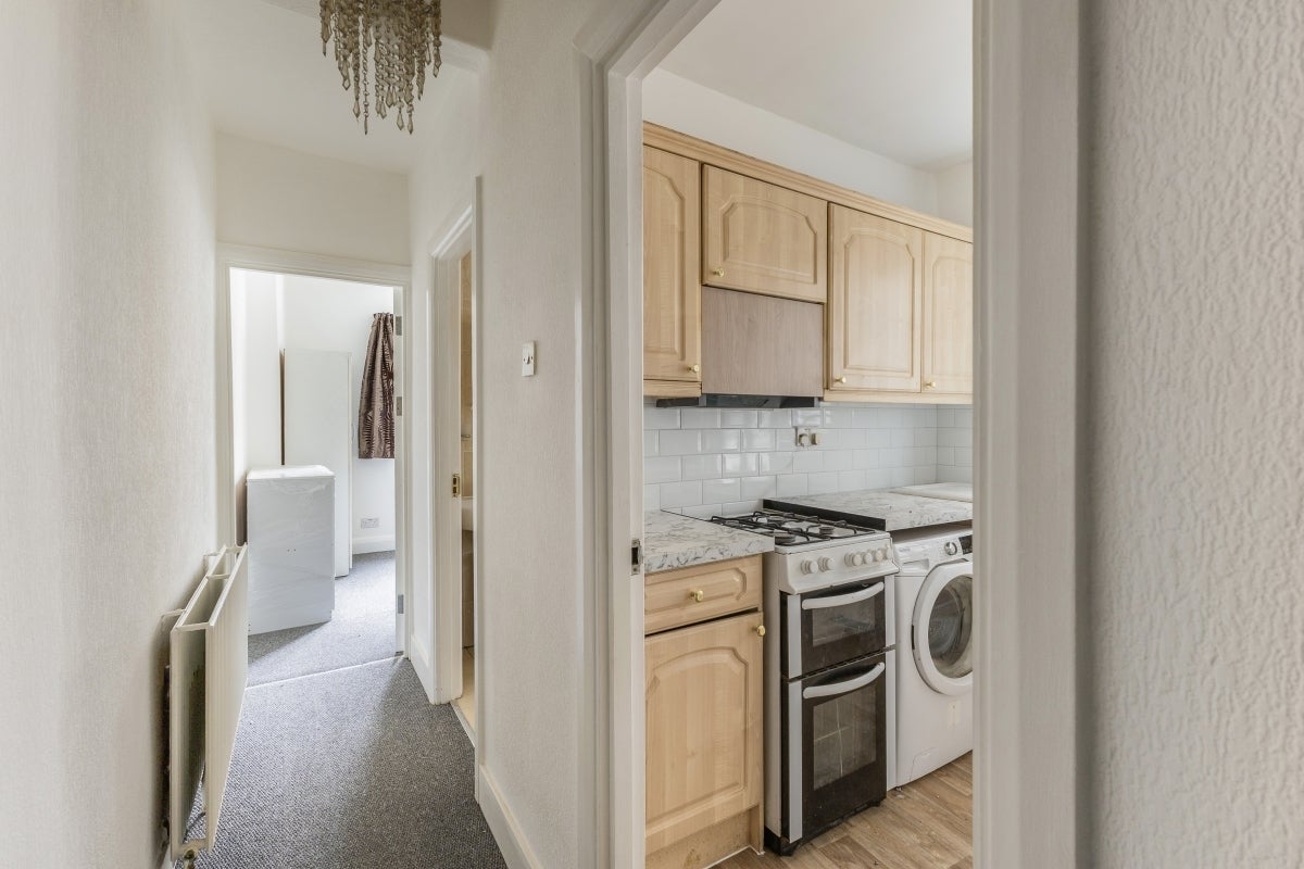 Flat Maybury Gardens in Greater London