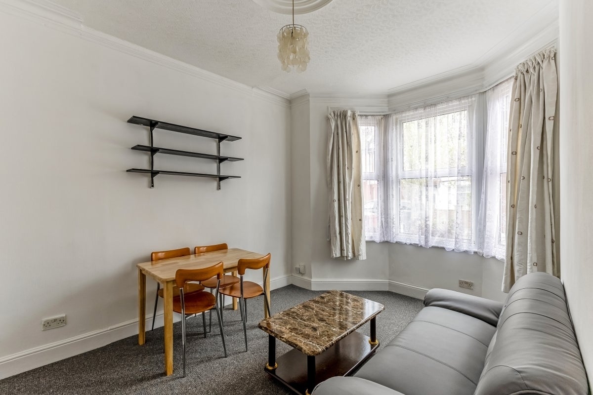 Flat Maybury Gardens in Greater London