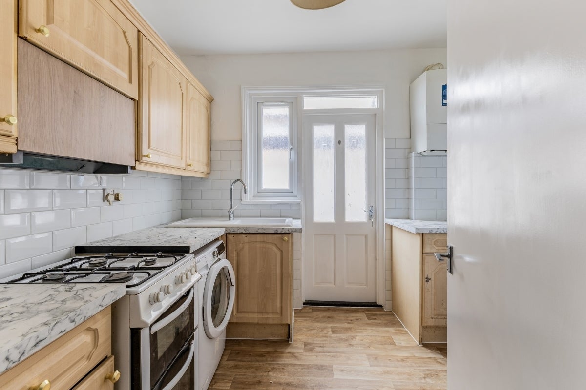 Flat Maybury Gardens in Greater London