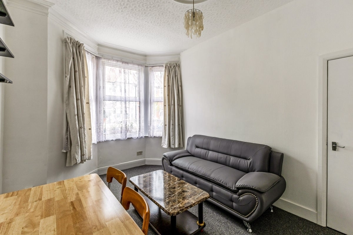 Flat Maybury Gardens in Greater London
