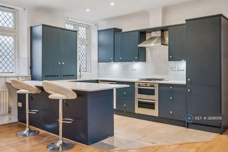 Flat Gilbert Scott Court in Amersham