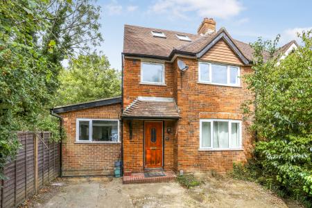 Room Ashenden Road in Guildford